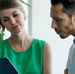 Photo d'un homme et une femme dans le cadre d'une réflexion professionnelle