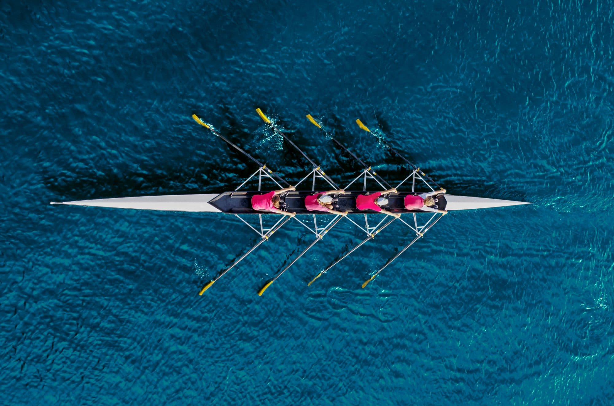 Vue aérienne de quatre personne pratiquant l'aviron